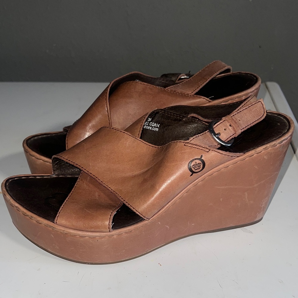 Born emmy wedge Women's Brown Wedge Sandals